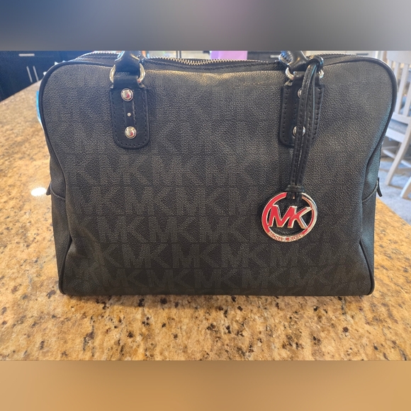 Cute Michael Kors monogram zipper bag - Picture 1 of 8
